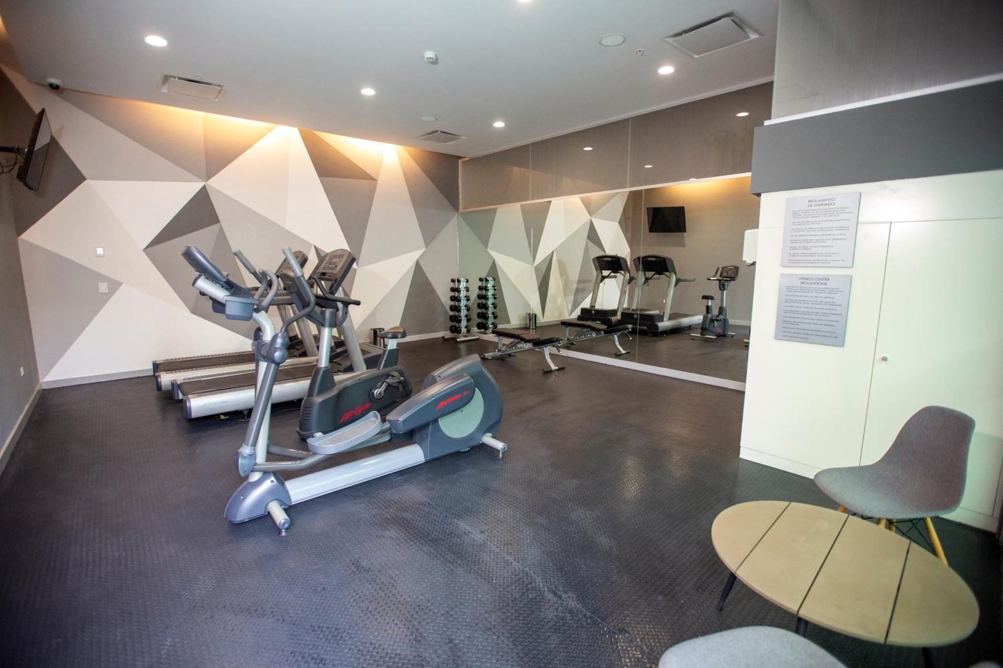 Metria Hotel Леон Екстер'єр фото The gym at the hotel