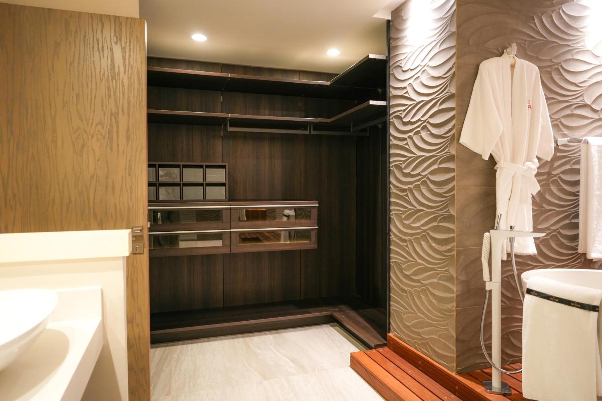 Metria Hotel Леон Екстер'єр фото A shower enclosure