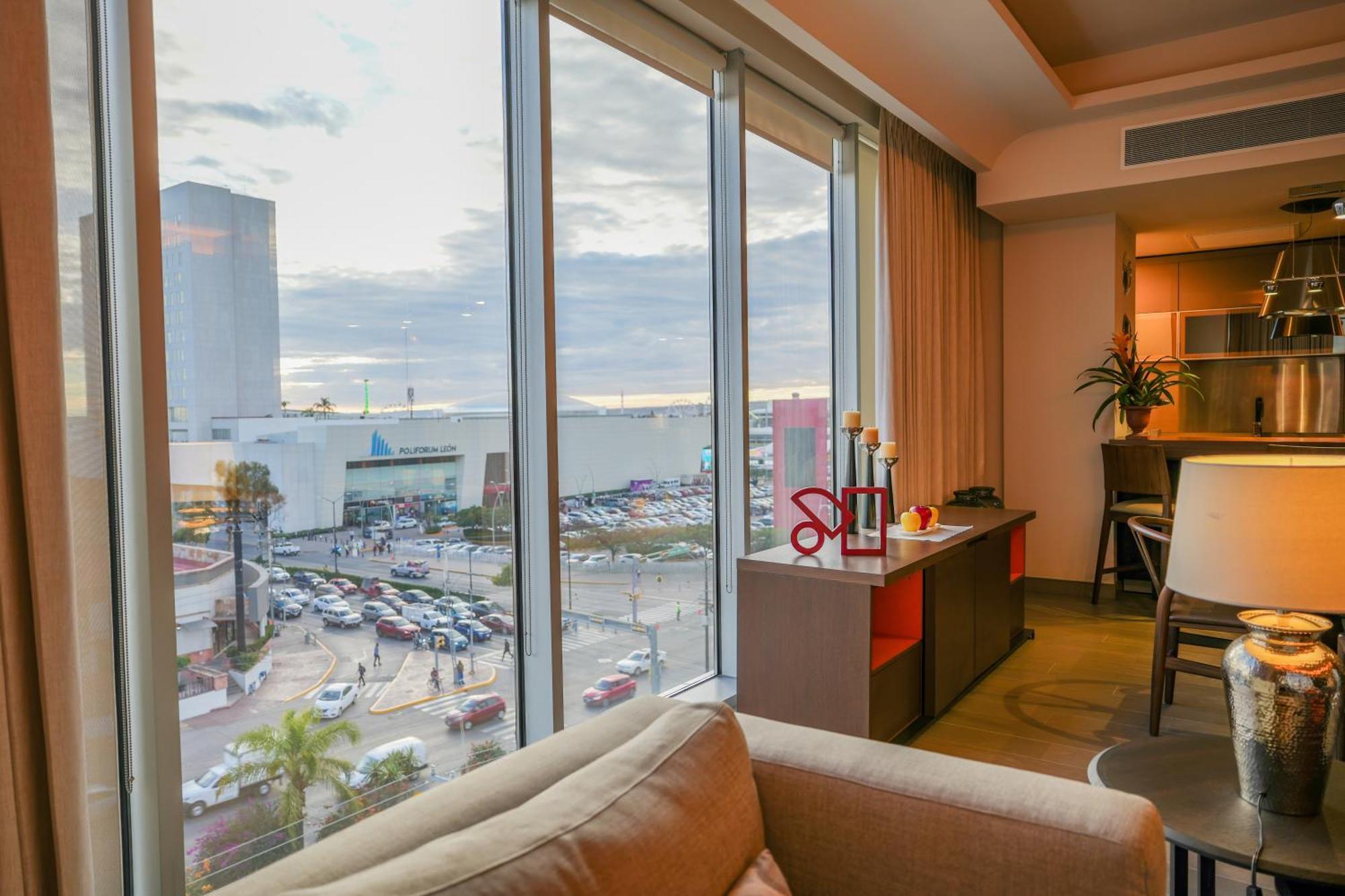 Metria Hotel Леон Екстер'єр фото A view from a suite at the JW Marriott Phoenix.